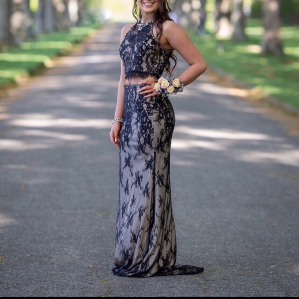 Elegant Lace Evening Gown